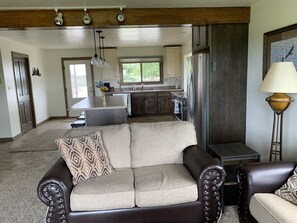 Televisie, een open haard en een tafeltennistafel