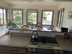 Een koelkast, een microgolfoven, een oven, een kookplaat