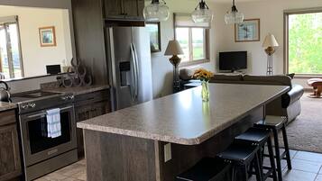 Réfrigérateur, micro-ondes, four, plaque de cuisson