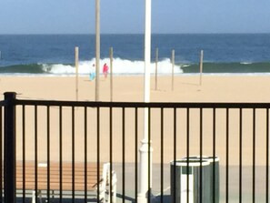 على الشاطئ، كراسي للتشمس