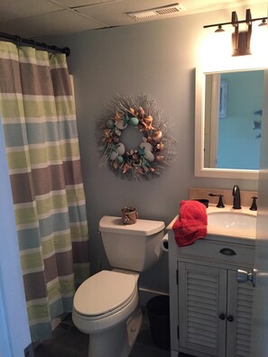 وحدات دش مع أحواض استحمام، مجففات شعر، مناشف، صابون