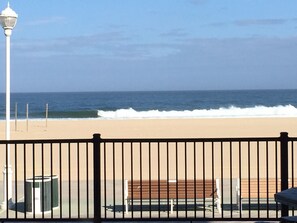 På stranden og solsenger