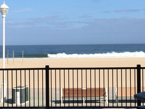 على الشاطئ، كراسي للتشمس