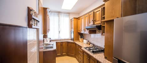 ثلاجة، ميكروويف، فرن، موقد طهي مسطح