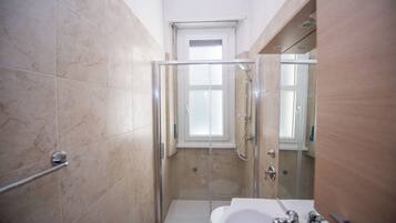 Dusche, Haartrockner, Bidet, Handtücher