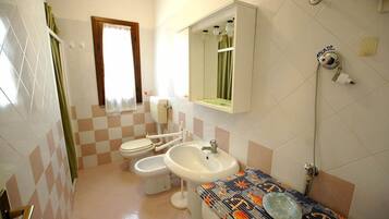 Apartment, 1 Bedroom | Bathroom | Shower, bidet, towels
