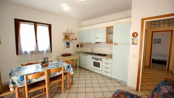 Apartment, 1 Bedroom | Private kitchen | Fridge, oven, stovetop, coffee/tea maker