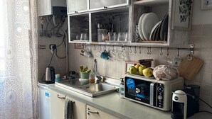 迷你冰箱、微波炉、电热水壶