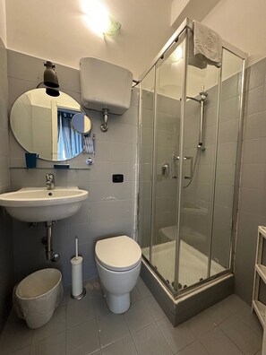 Economy-værelse - 1 dobbeltseng - ikke-ryger - eget badeværelse (Room 2) | Badeværelse | Bruser, gratis toiletartikler, hårtørrer, håndklæder