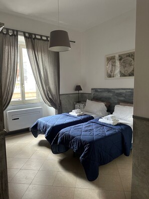 Escritorio, cortinas blackout y tabla de planchar con plancha 