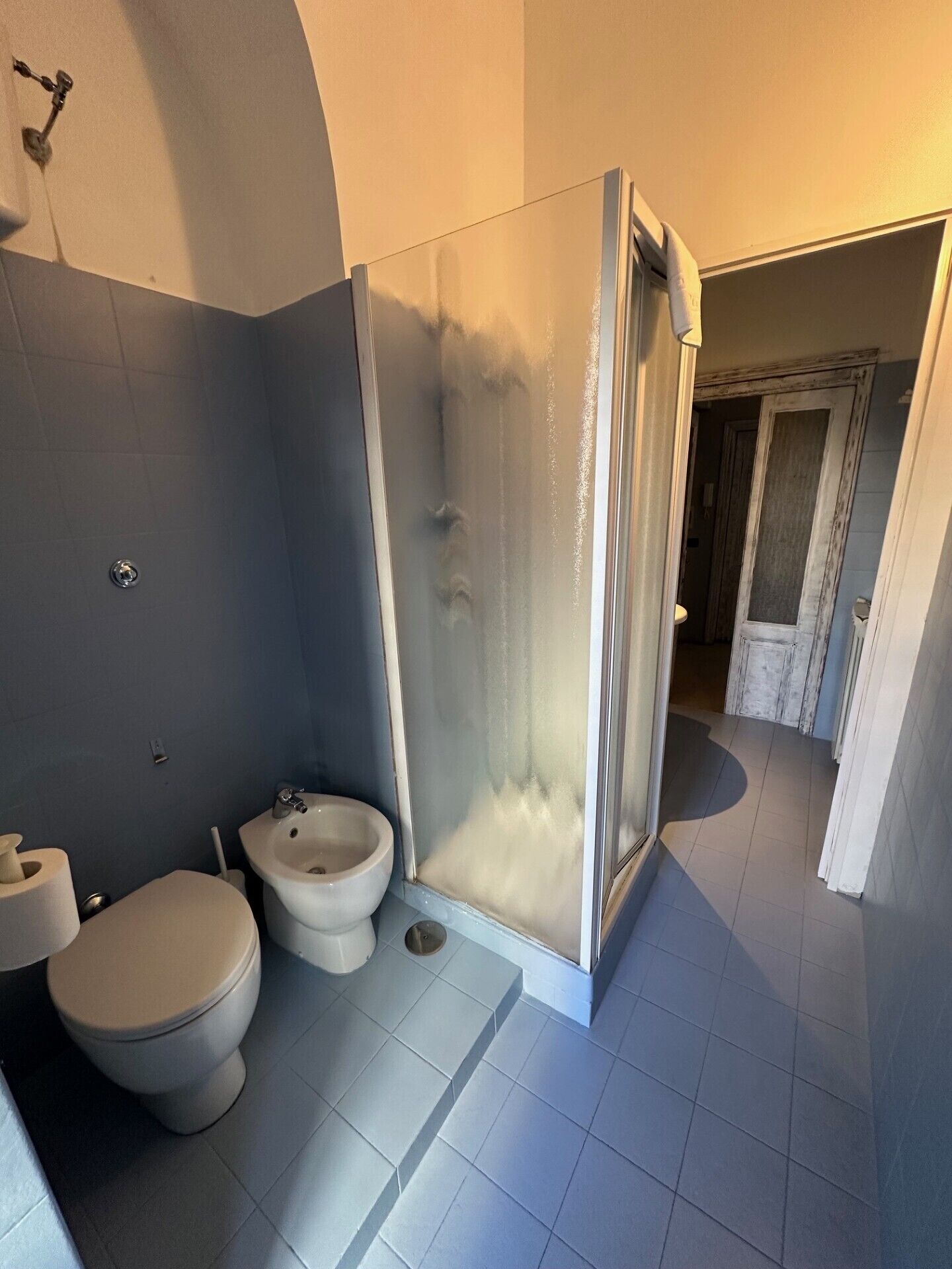 Camera con letto matrimoniale o 2 letti singoli | Bagno | Doccia, set di cortesia gratuito, asciugacapelli, asciugamani