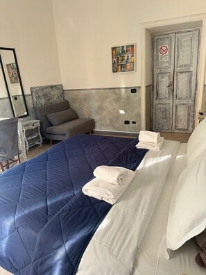 Camera doppia / tripla con bagno privato esterno (ad uso esclusivo della camera) | 遮光布/窗簾、熨斗/熨衣板、免費無線上網、床單
