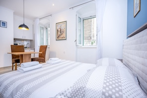 Studio | In-room safe, iron/ironing board, free WiFi, bed sheets - Apartment Bosanska (Split)