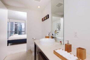 Bañera, secador de pelo, toallas