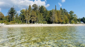 Plage, chaises longues, serviettes de plage