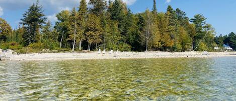 En la playa, camastros y toallas de playa