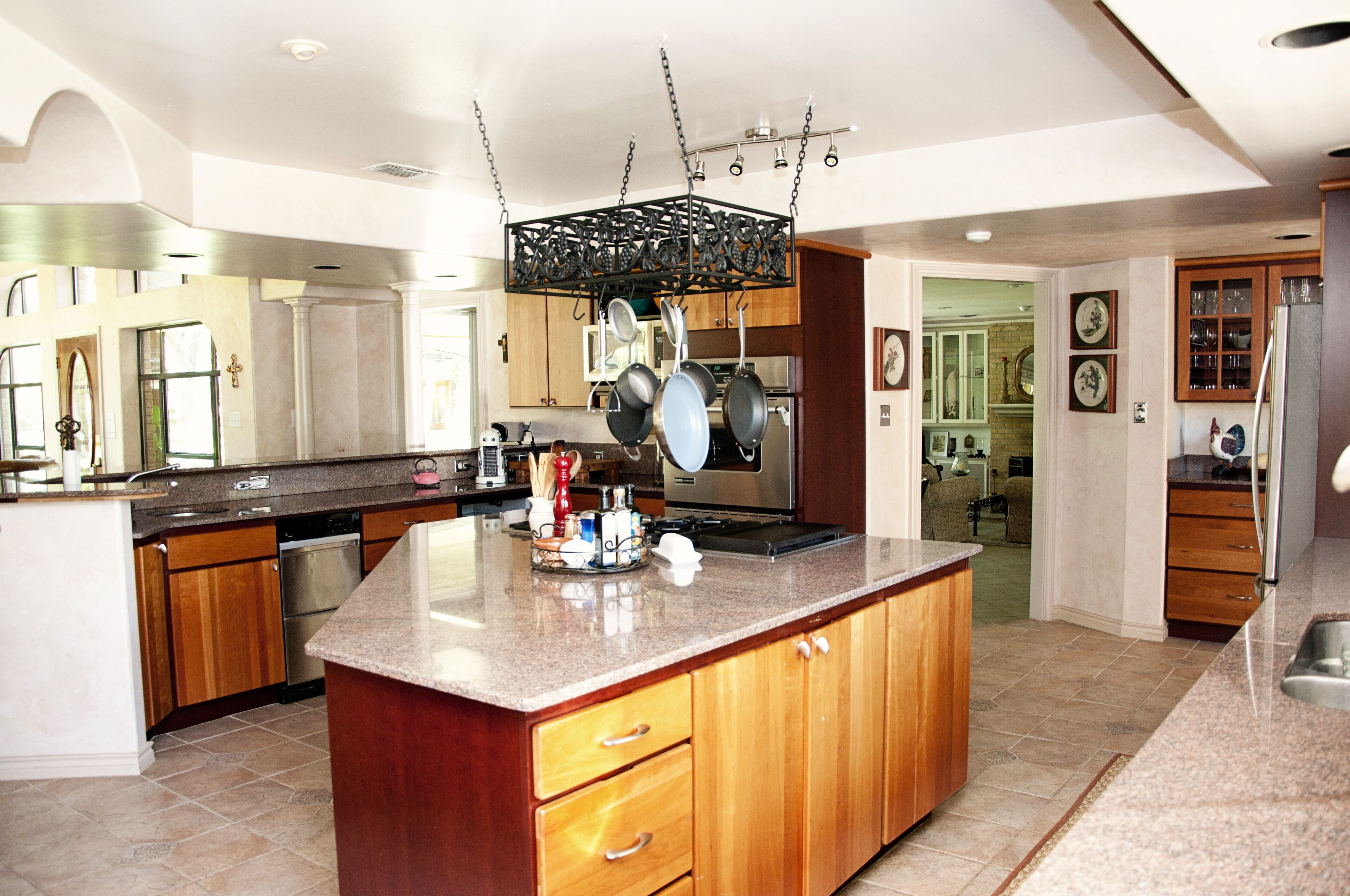 Huge Luxury Home including 3 Beautiful Cottages only 20 min drive to Concan,TX