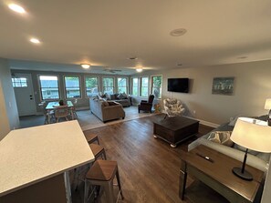 Smart TV, chimenea, reproductor de DVD y videoteca 