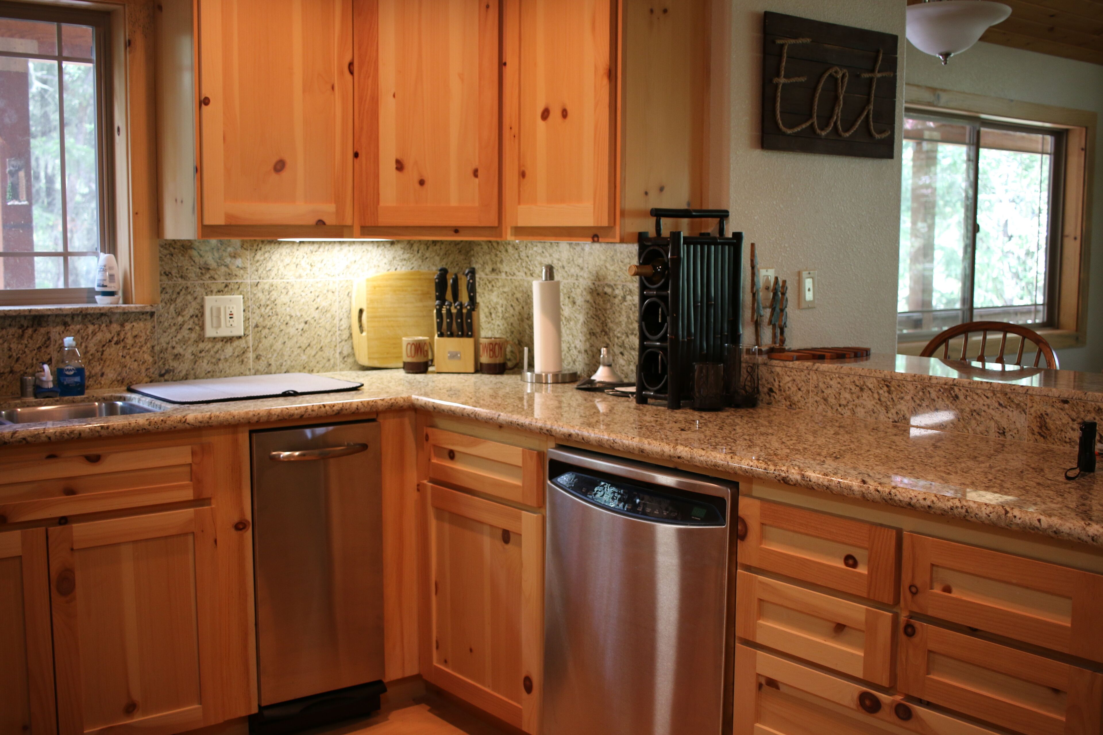 Cozy 3 Story Cabin - Near River and Lake