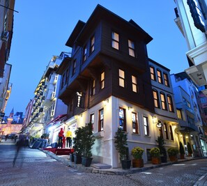 Front of property – evening/night - Elyka Hotel (Istanbul)