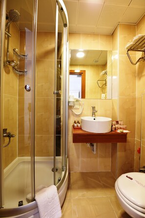 Shower, free toiletries, hair dryer, slippers - Elyka Hotel (Istanbul)
