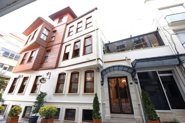 Front of property - Elyka Hotel (Istanbul)