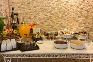 بوفيه فطور مجانًا يوميًا