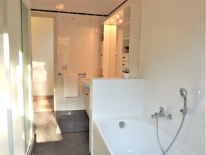 Villa, 2 Bedrooms | Bathroom | Separate tub and shower, hair dryer, bidet, towels - Villa Bel Panorama (Portoferraio)