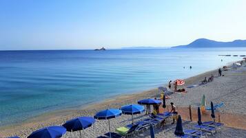 Pantai di sekitar dan pasir putih