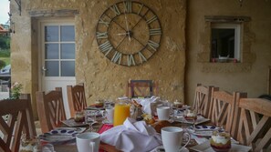 Colazione continentale, servita tutte le mattine (15 EUR a persona)