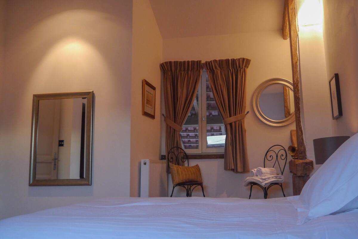 Soundproofing, free WiFi, bed sheets