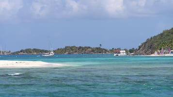 Playa en los alrededores, camastros y toallas de playa