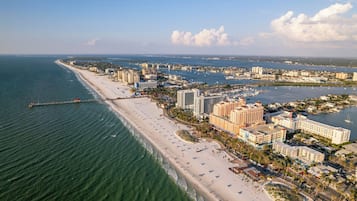 En la playa, camastros y toallas de playa