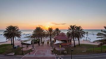 Am Strand, Liegestühle, Strandtücher