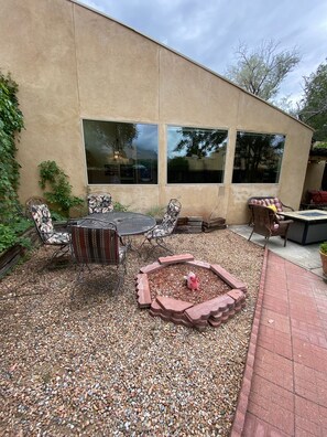 Outdoor dining - Sandia Heights Getaway_VIEWS, UPSCALE, 3BR (Albuquerque)