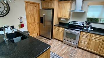 Jääkaappi, mikroaaltouuni, uuni, liesi