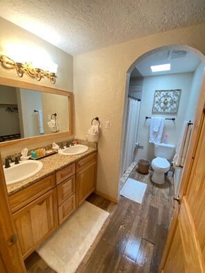Combined shower/bathtub, hair dryer, towels, soap