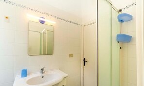 Villa, 4 Bedrooms | Bathroom | Shower, bidet, towels, soap