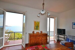 Villa, 4 Schlafzimmer | Wohnbereich | Flachbildfernseher