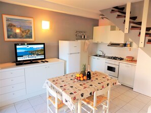 Apartment, 2 Schlafzimmer | Gemeinschaftsküche | Großer Kühlschrank, Ofen, Herdplatte, Geschirrspüler