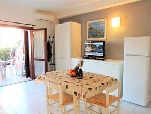 Apartment, 2 Schlafzimmer | Essbereich im Zimmer