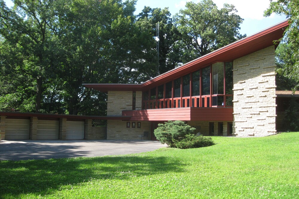 Frank Lloyd Wright overnight rental - The Elam House