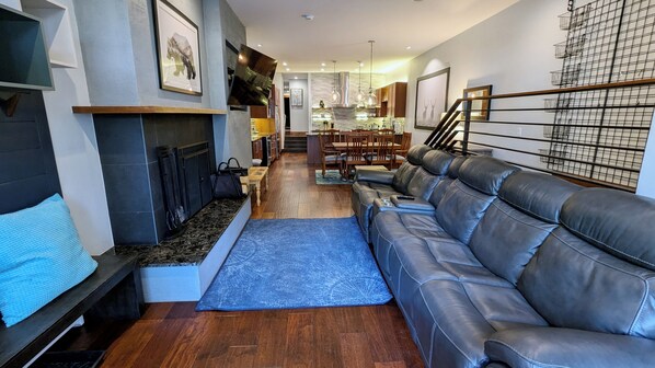 Smart TV, caminetto, lettore DVD