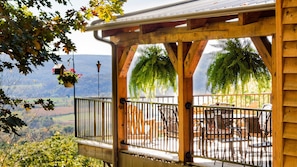 Outdoor dining - Luxury Timber Frame Mountaintop Lodge, Stunning Views, 5 Suites, Chef's Kitchen (Spring Mills)