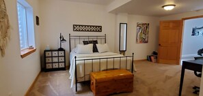 5 bedrooms, iron/ironing board, free WiFi, bed sheets - Beautiful 5 bedroom (sleeps 12) home with mountain views (Windsor)