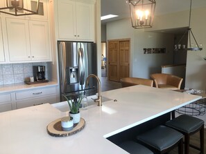 Interior - Beautiful 5 bedroom (sleeps 12) home with mountain views (Windsor)