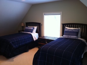 4 bedrooms, iron/ironing board, free WiFi, bed sheets - Close To Downtown, Short Drive To Beach (South Haven)