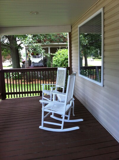 Close To Downtown, Short Drive To Beach