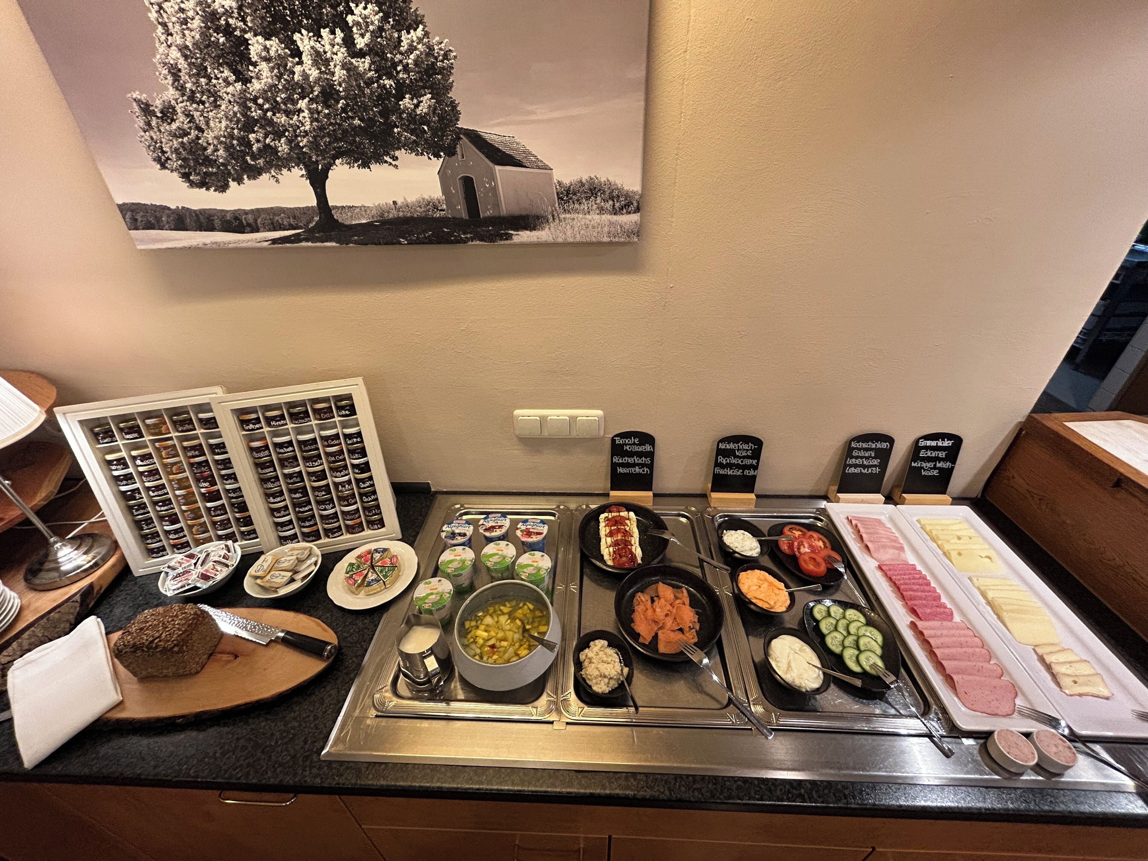 Bao gồm bữa sáng buffet hàng ngày 
