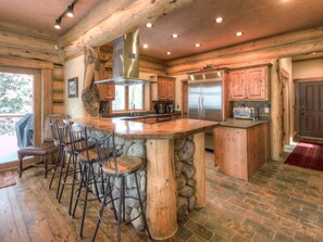 Kjøleskap, mikrobølgeovn, ovn og oppvaskmaskin